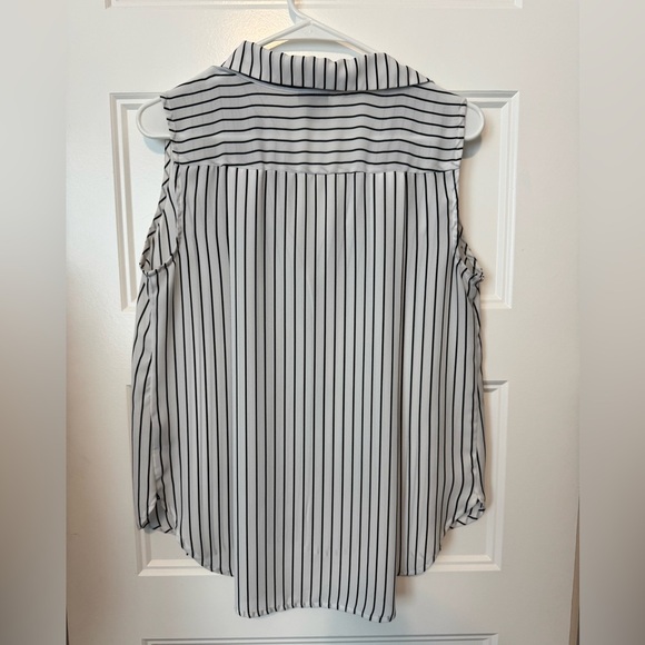 Worthington sleeveless button down blouse 
Size petite medium - Picture 2 of 6